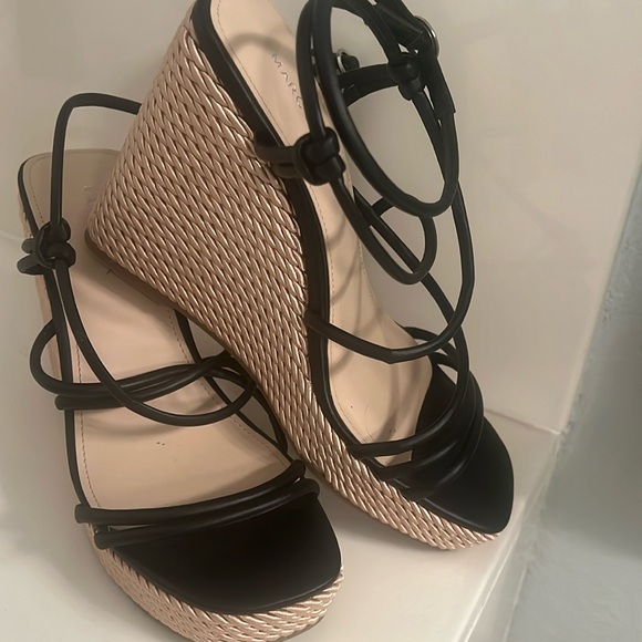 Marc Fisher strappy platform! Like new size 9 black leather - Picture 1 of 4